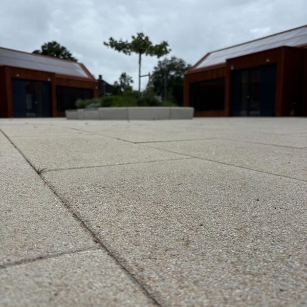 Duurzame en hoogwaardige buitenruimte voor vernieuwbouw CSG Reggestijn in Nijverdal | Noppert Beton