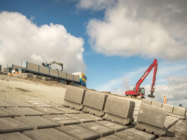 Verkalit voor de dijkverhoging Lauwersoog | Noppert Beton