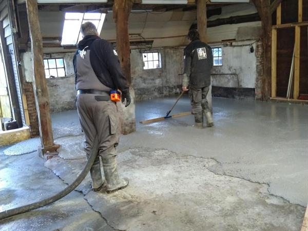 Storten van een betonvloer in schuur in Diever | Noppert Beton