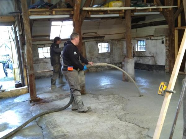Storten van een betonvloer in schuur in Diever | Noppert Beton