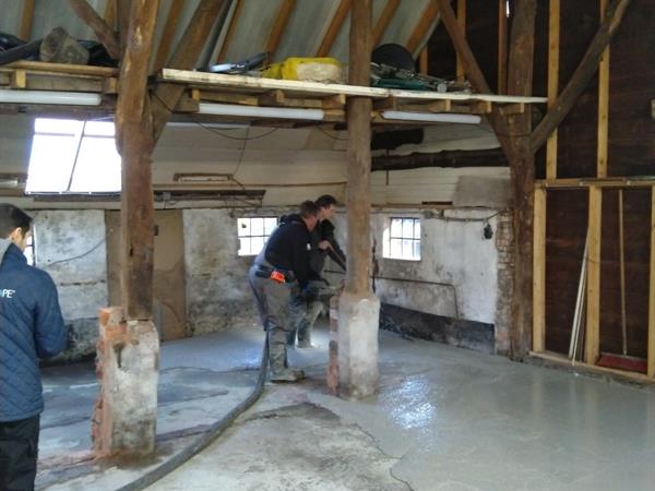 Storten van een betonvloer in schuur in Diever | Noppert Beton