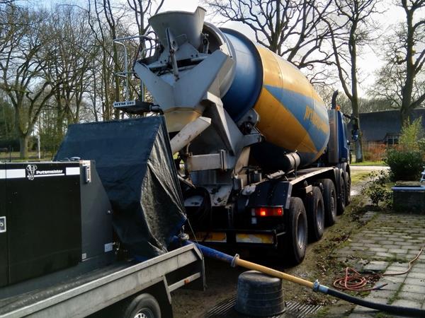 Storten van een betonvloer in schuur in Diever | Noppert Beton